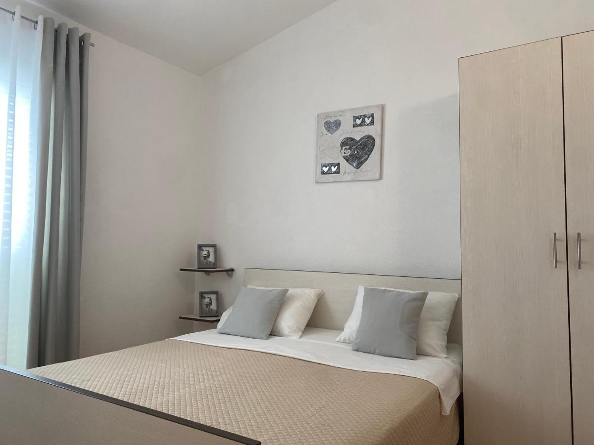 Apartments Lolo Привлака Екстериор снимка
