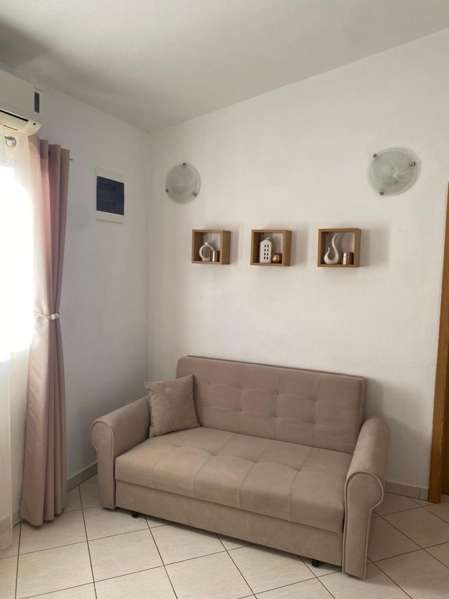 Apartments Lolo Привлака Екстериор снимка