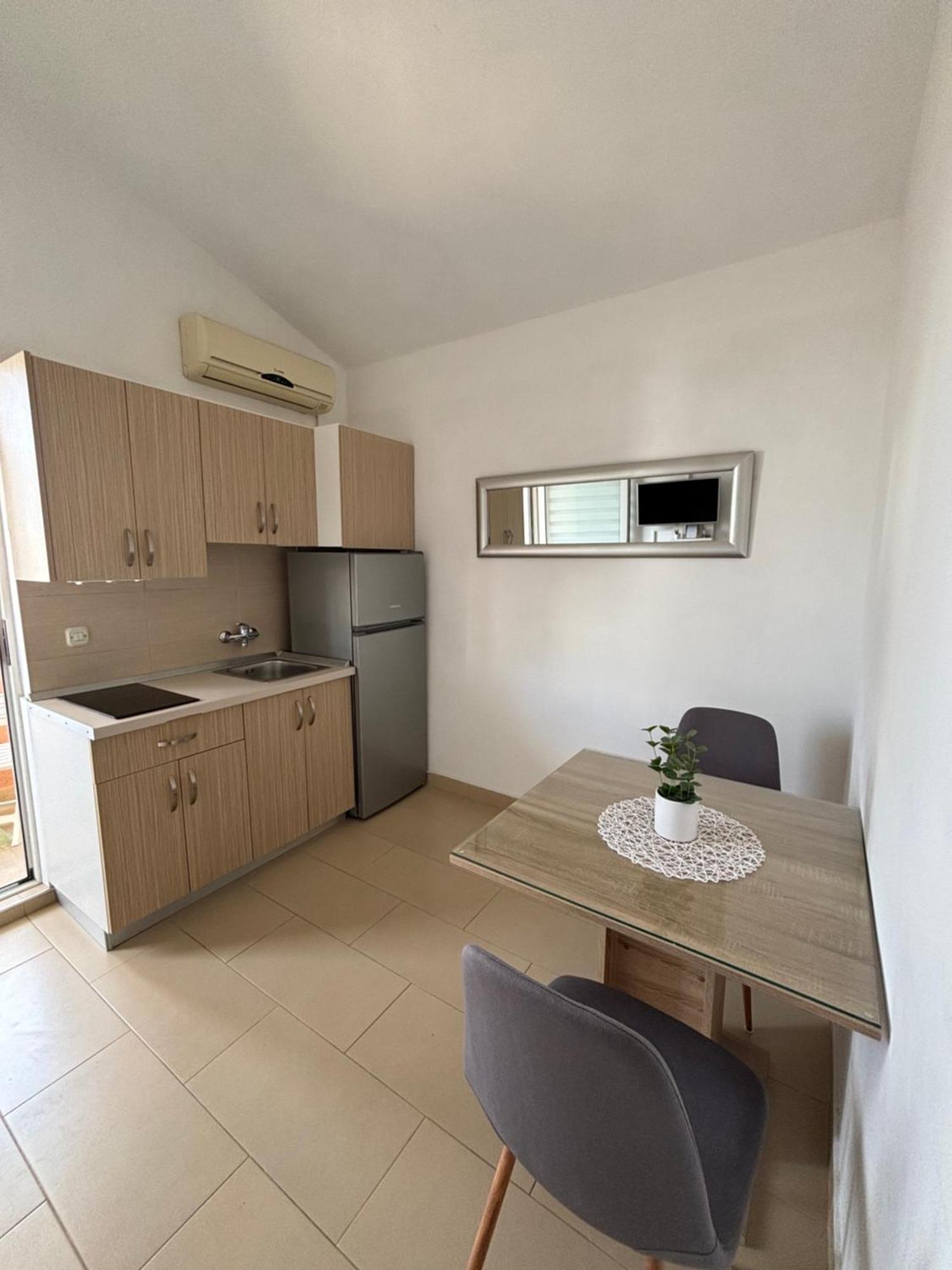 Apartments Lolo Привлака Екстериор снимка
